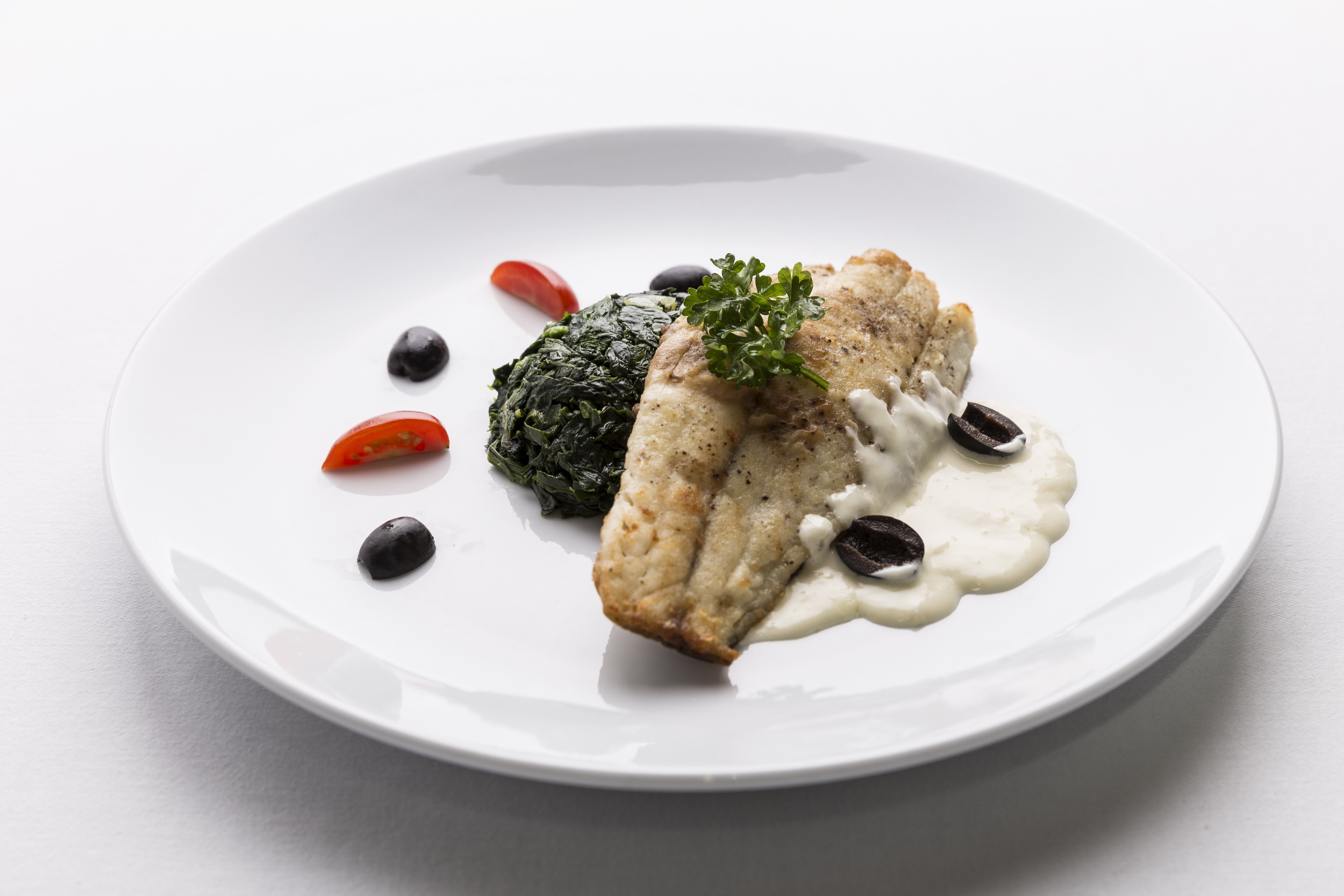 รูปภาพของ เนื้อปลากะพงทอดเสิร์ฟกับผักตุ๋น ห้องอาหารเลอ มาแรงน์ โรงแรม เคป ราชา ศรีราชา