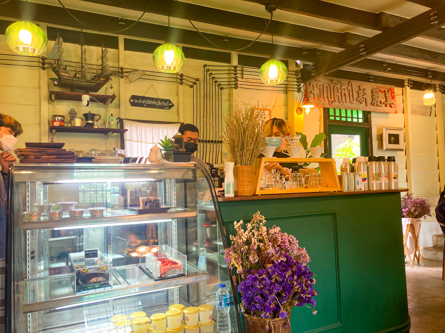 รูปภาพของ Manila Cafe and Eatery ร้านคาเฟ่บ้านไม้เก่า สุดคลาสสิคแห่งเมืองตรัง