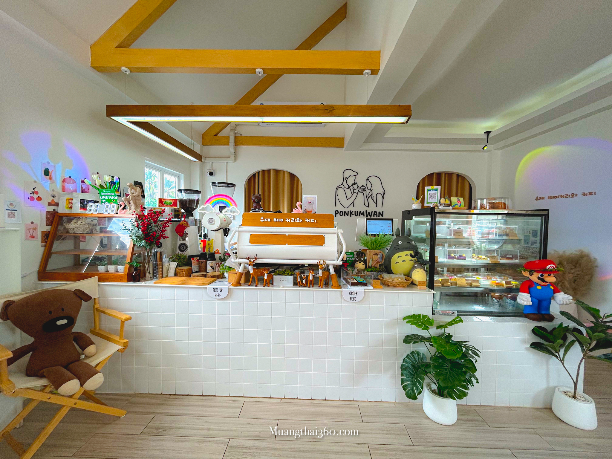 รูปภาพของ ป้อนคำหวาน โฮมเมดเบเกอรี่ ร้านขนมสไตล์มินิมอล สีครีมคัสตาร์ด 