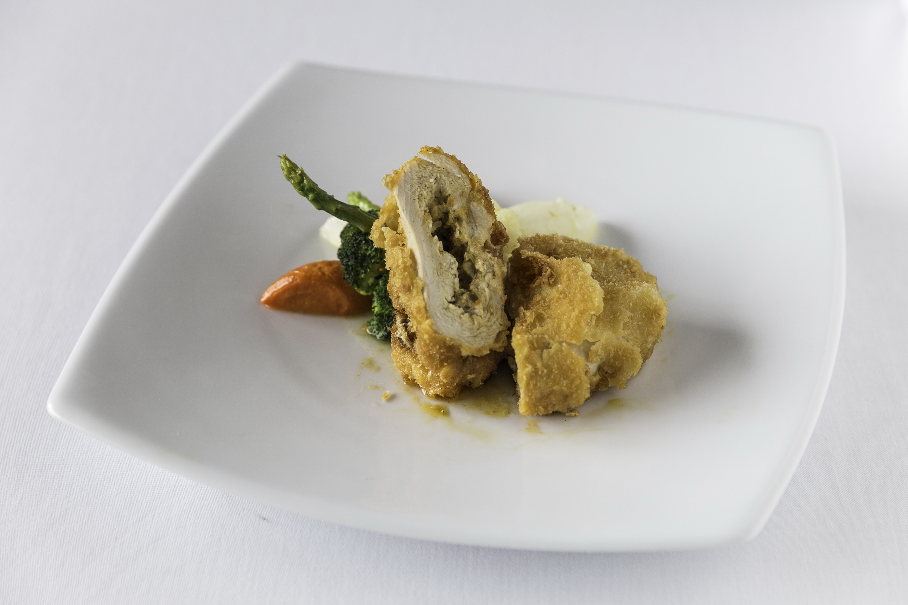 รูปภาพของ อกไก่สอดไส้เครื่องเทศเสิร์ฟกับผักผัดเนย ที่โรงแรมแคนทารี กบินทร์บุรี