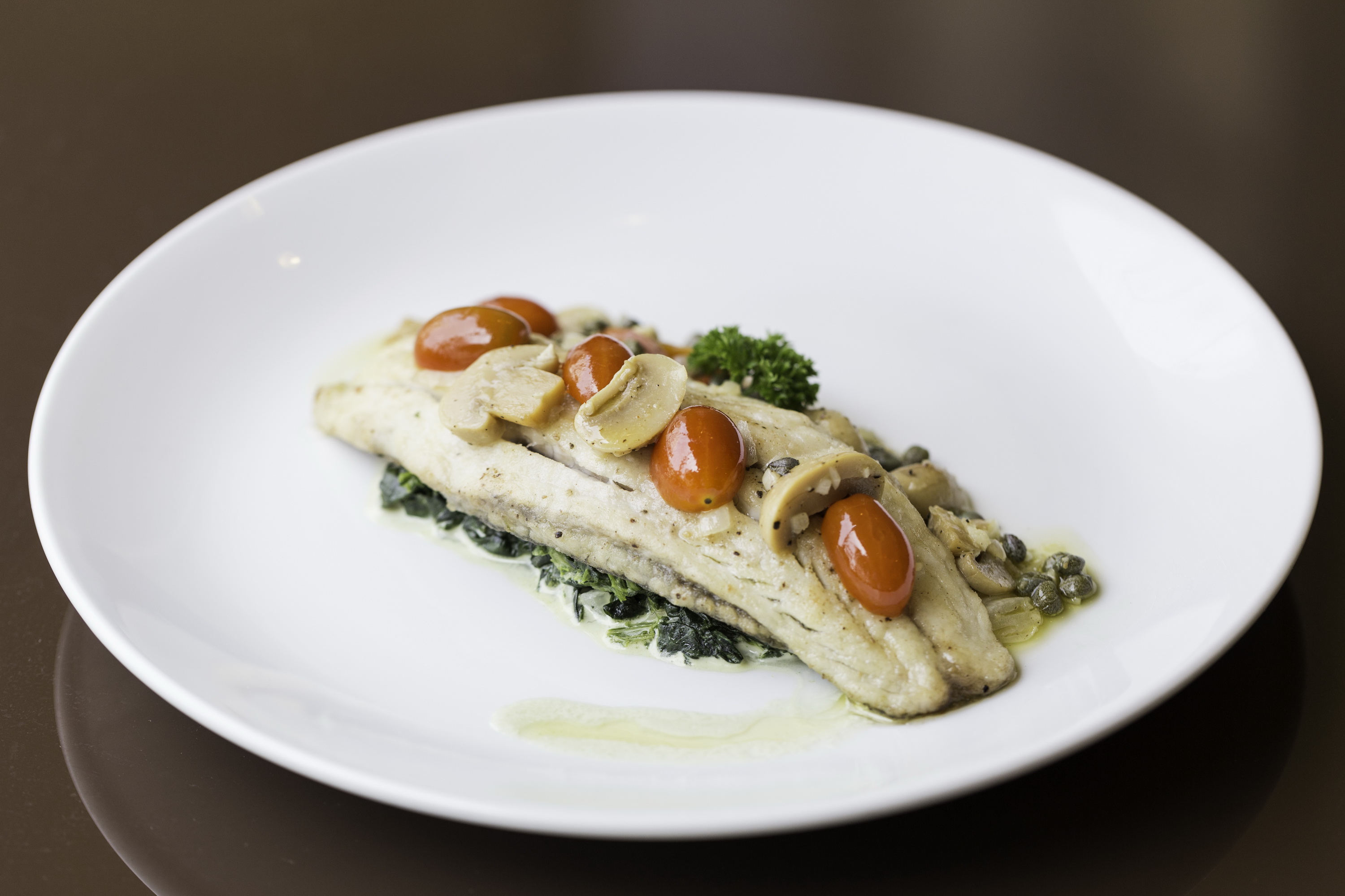 รูปภาพของ เนื้อปลากะพงขาวทอด เสิร์ฟพร้อมผักโขมผัดเนย ที่ห้องอาหารเลอ มาแรงน์ โรงแรม เคป ราชา ศรีราชา